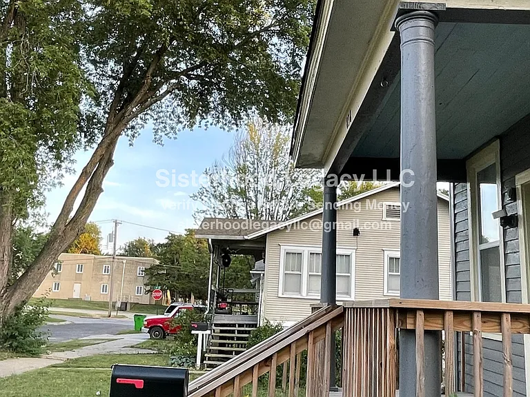 838 S Oak St — Photo 3