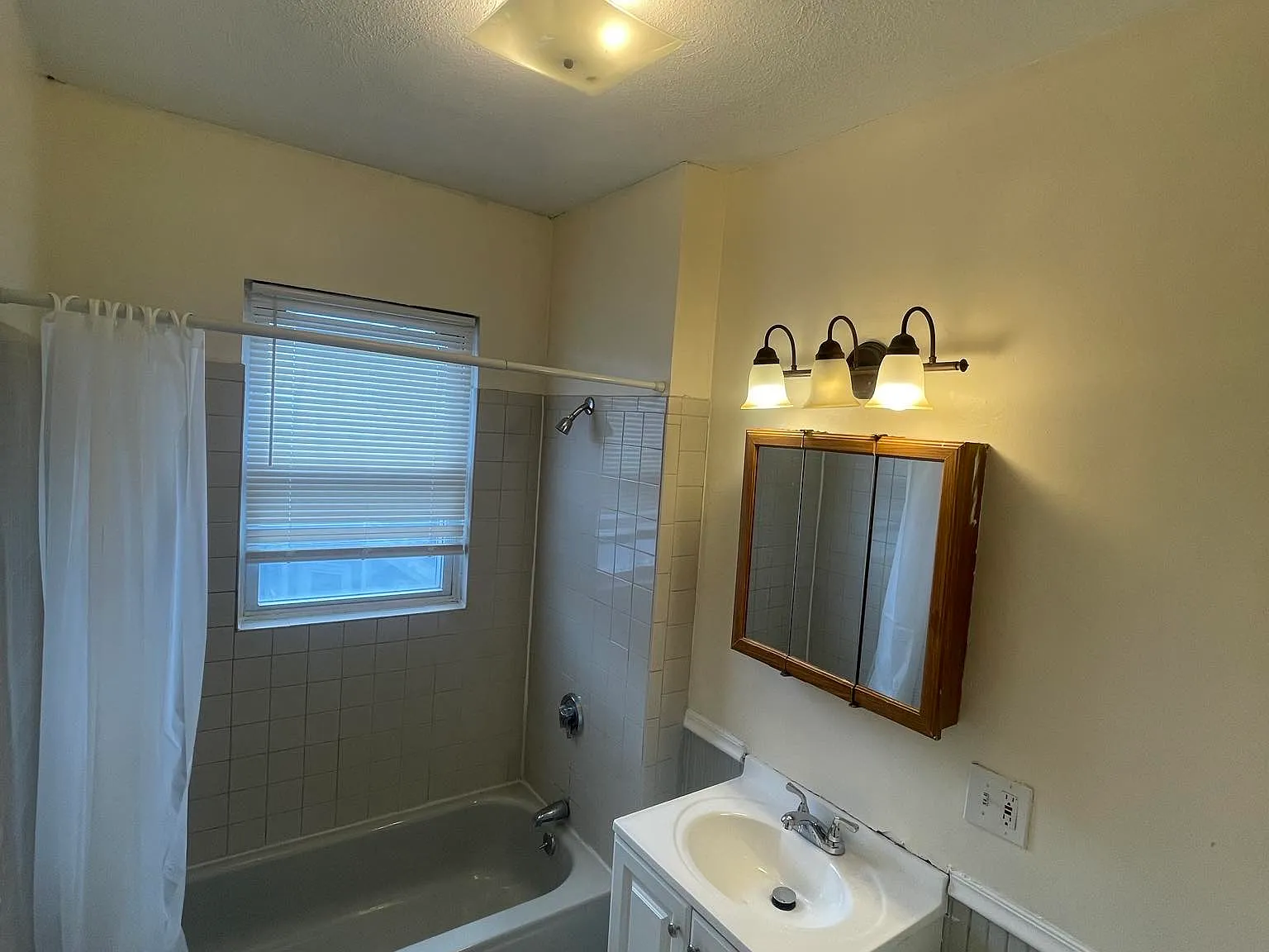 3 bed, 1200 sqft, $4,500 — Photo 1
