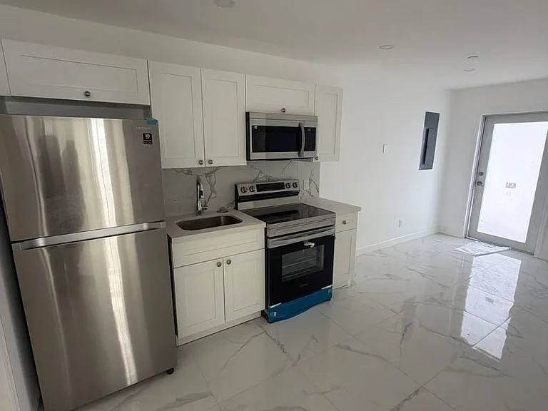 729 SW 3rd St — Photo 3