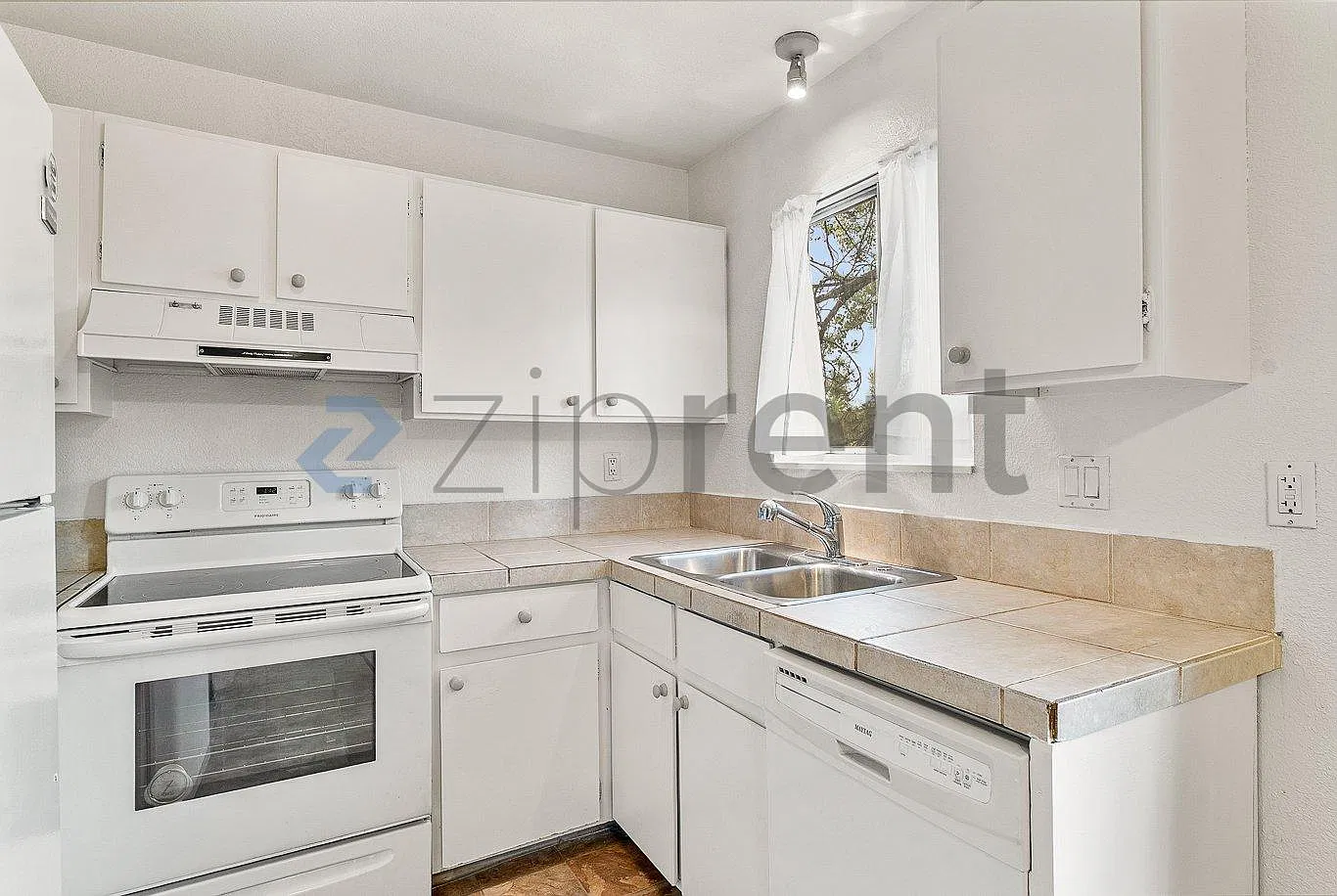 Skyview South — Photo 3