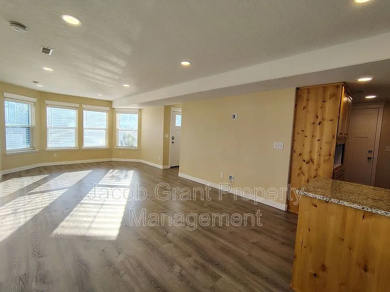 4 bed, 3.0 bath, 2600 sqft, $2,100 — Photo 2
