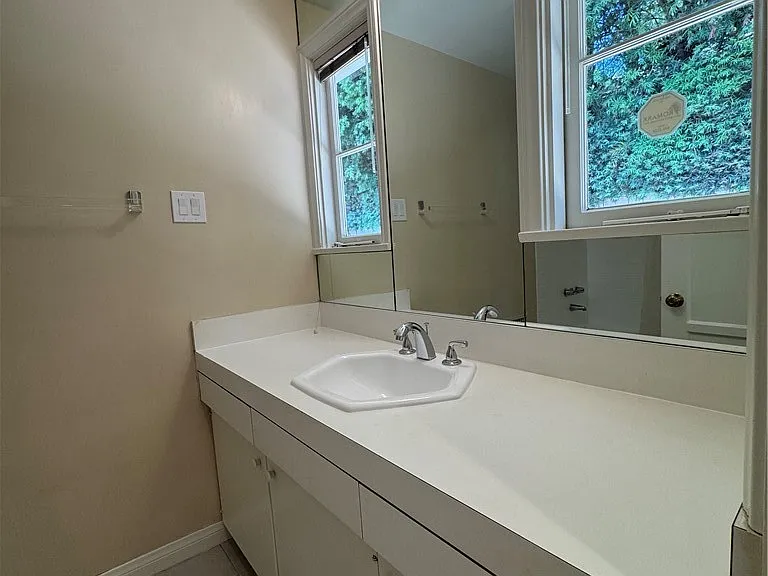 565 Sierra Vista Ave — Photo 3
