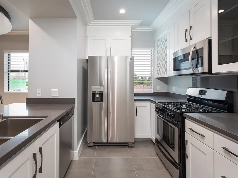 1350 Roxbury Dr — Photo 6