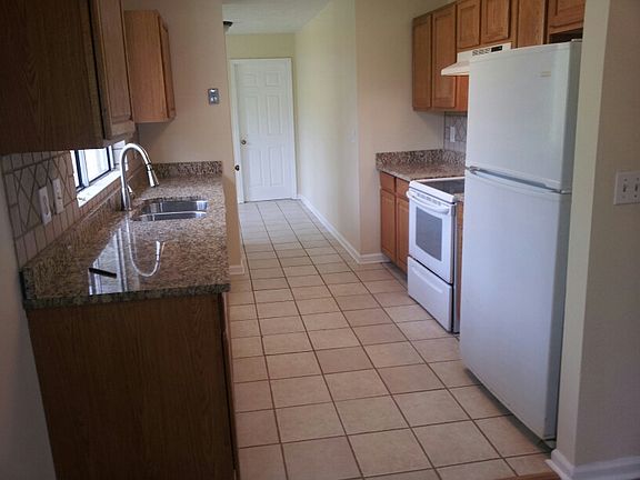 Kitchen w/ granite counters