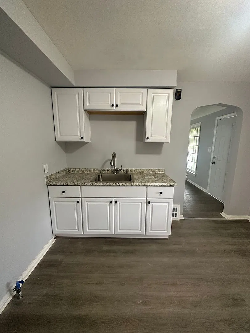 4bd Single Maple Section 8 — Photo 2
