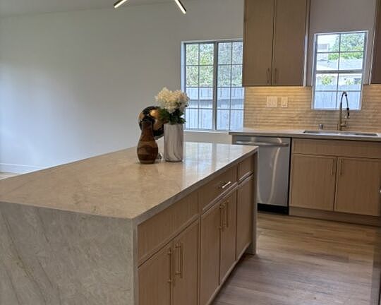 3rd image of 8519 Yolanda Ave