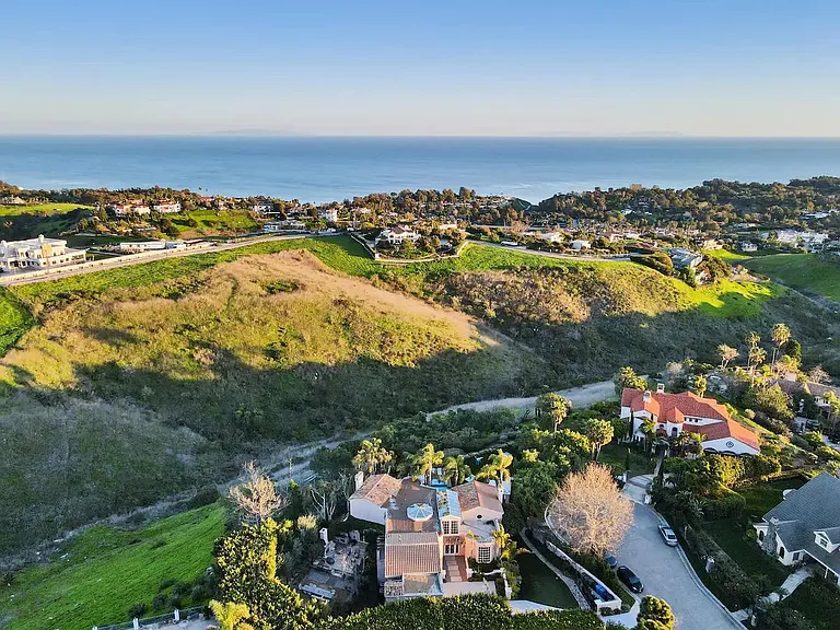 Captivating snapshots of the surrounding location.
