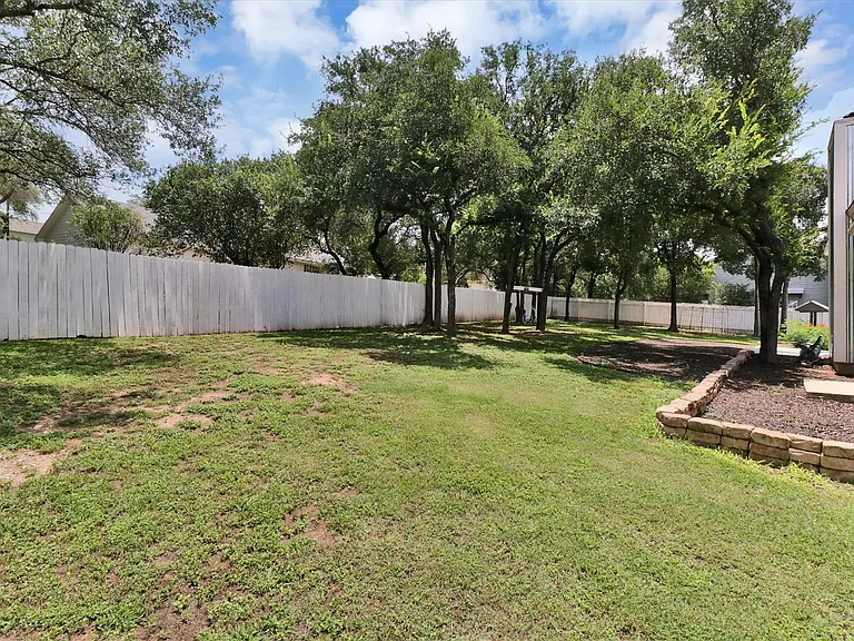 203 Dunkeld Dr — Photo 36
