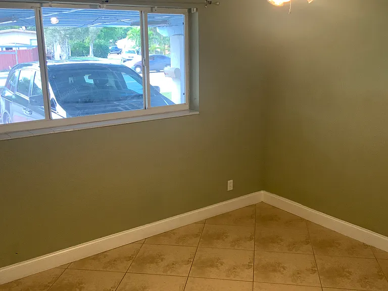 4220 NE 3rd Ave — Photo 5