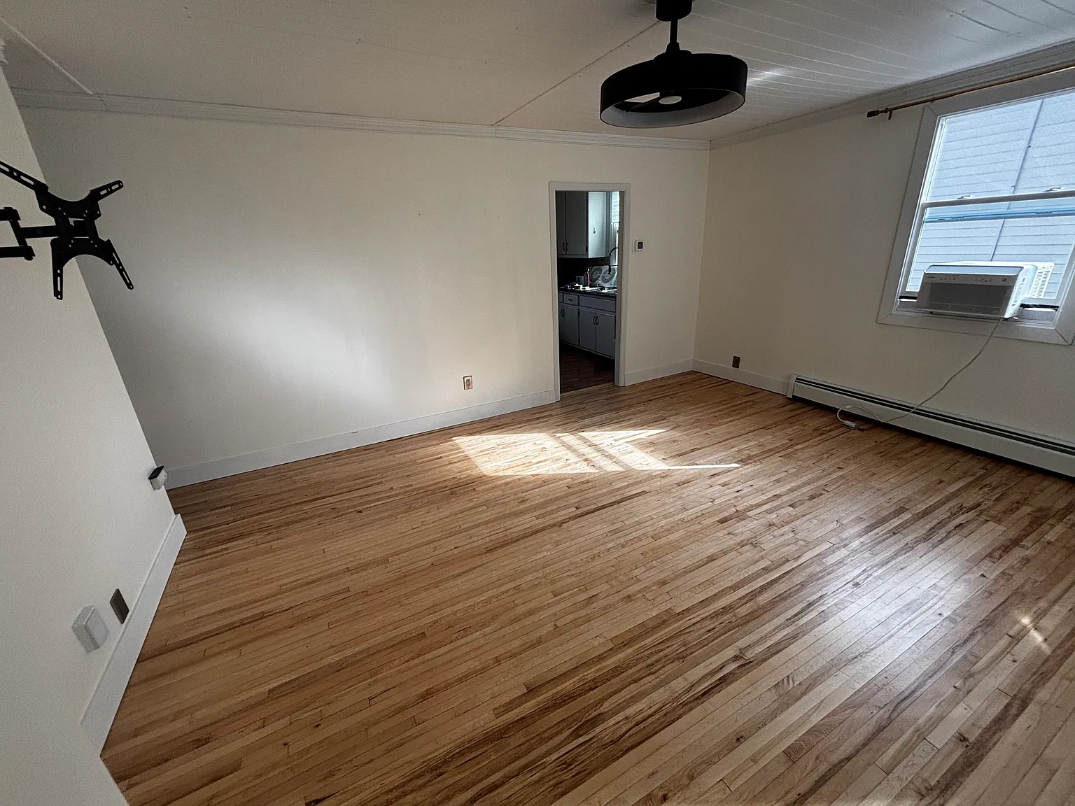 3 bed, 1.5 bath, 1287 sqft, $1,900 — Photo 3