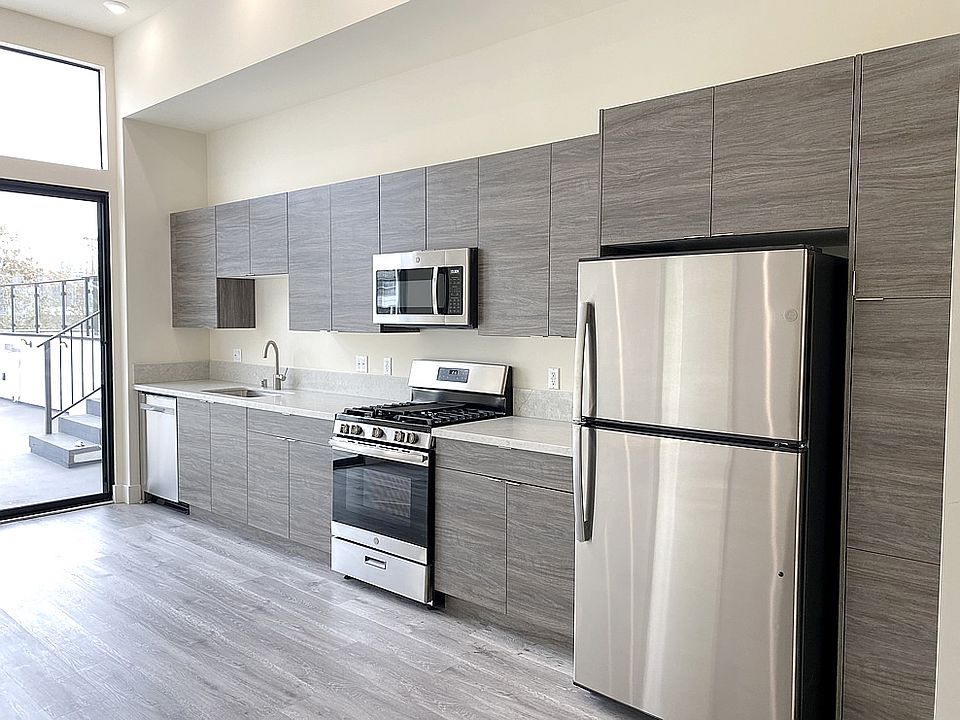 705 Gayley Ave., Westwood, CA 90024 - Kitchen w/ Stainless Steel Appliances