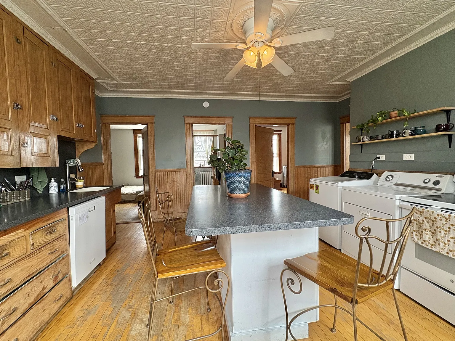 3 bed, $1,600 — Photo 2