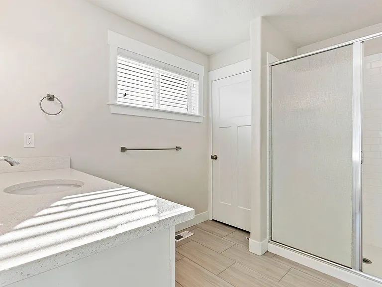 Master bath w separate toilet room