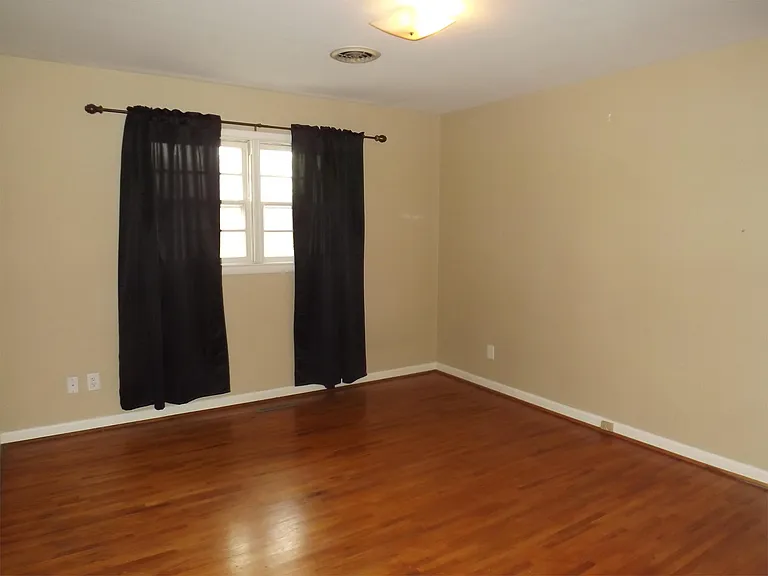 1604 Belmont Ct — Photo 9