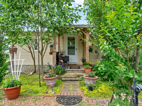 1006 Briarwood Dr, Charlotte, TN 37036