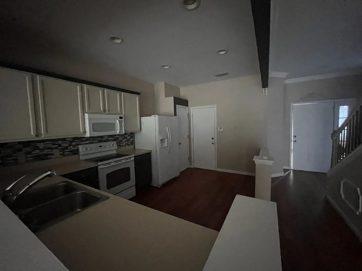 Amazing Neighborhood 3/3 W/Great Amenities! — Photo 2