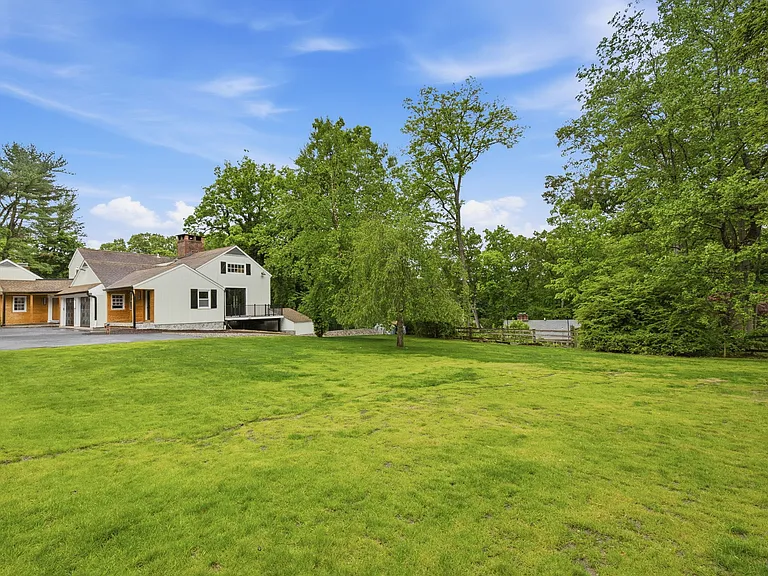 1 Tulip Tree Ln — Photo 13