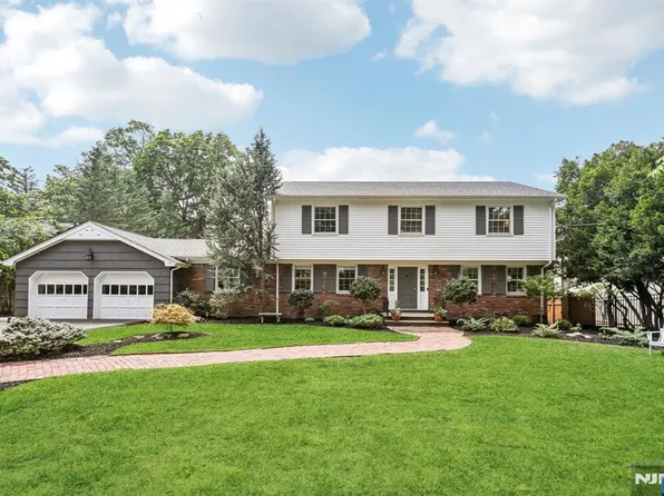 268 Iris Ct, Paramus, NJ 07652