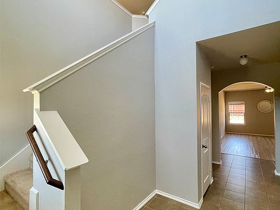 4th image of 406 Paddock Ln