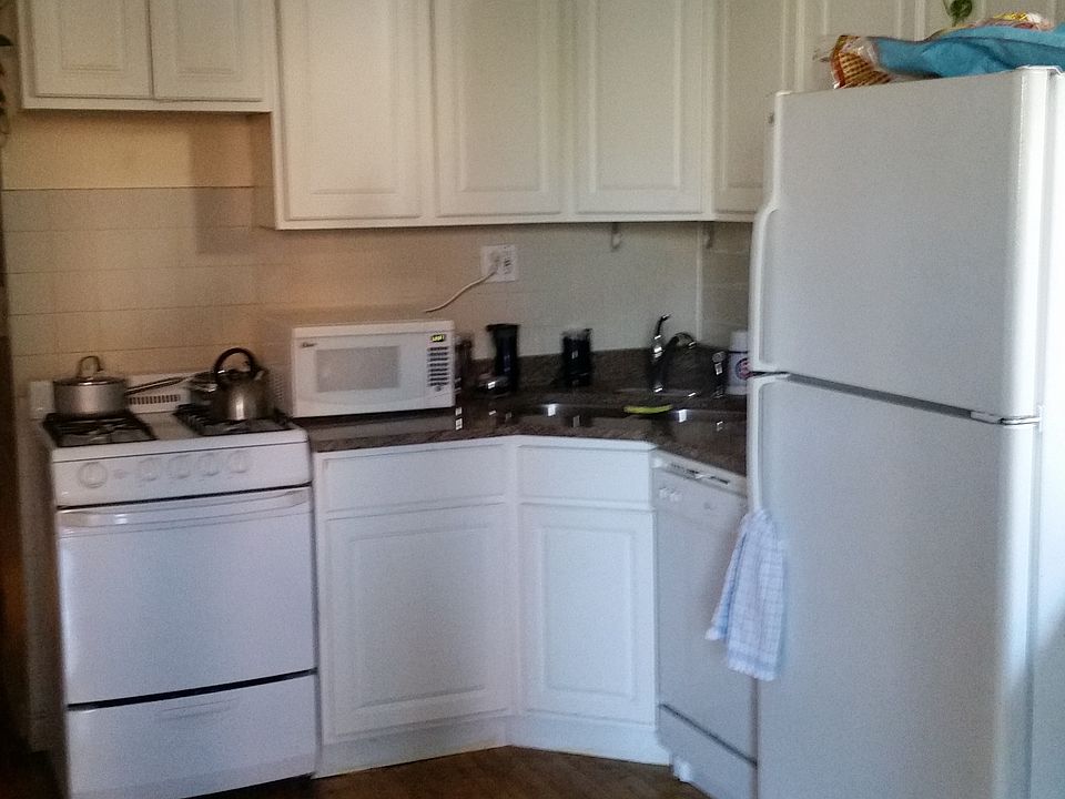 1st image of 851 N Hoyne Ave APT 3R