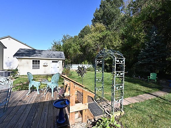 4th image of 2227 Holly Ln