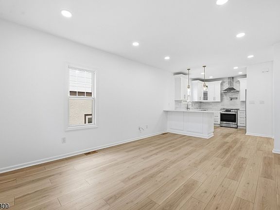 3rd image of 40 Edgewood Rd