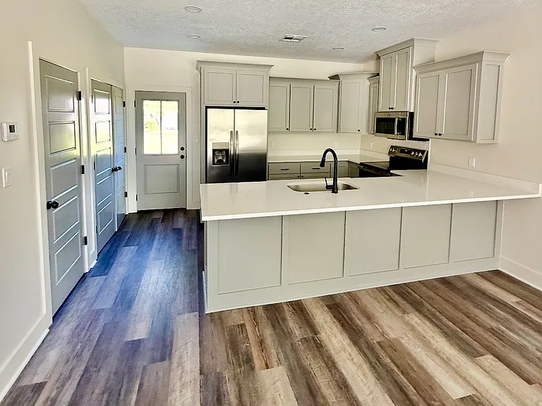 221 W Sallier St #2 — Photo 3