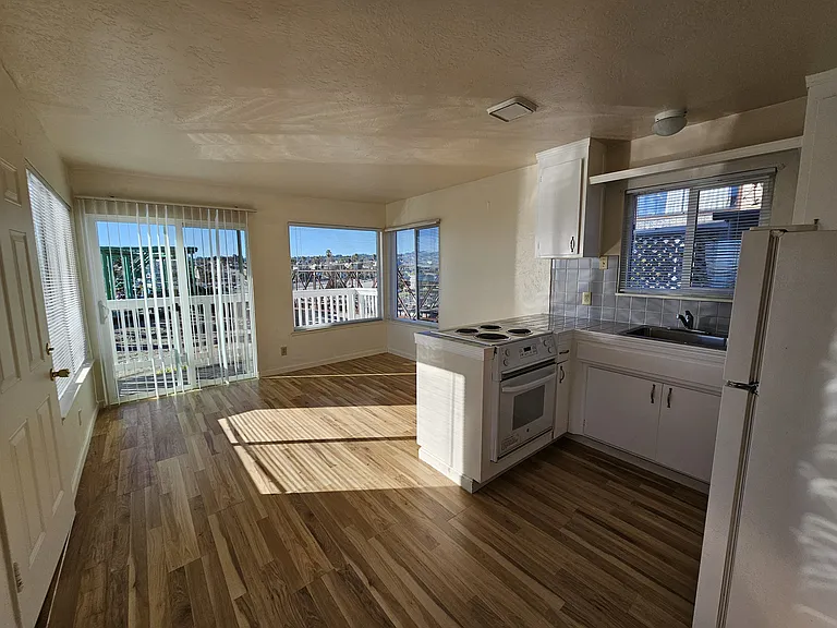 1114 E Cliff Dr #6 — Photo 3