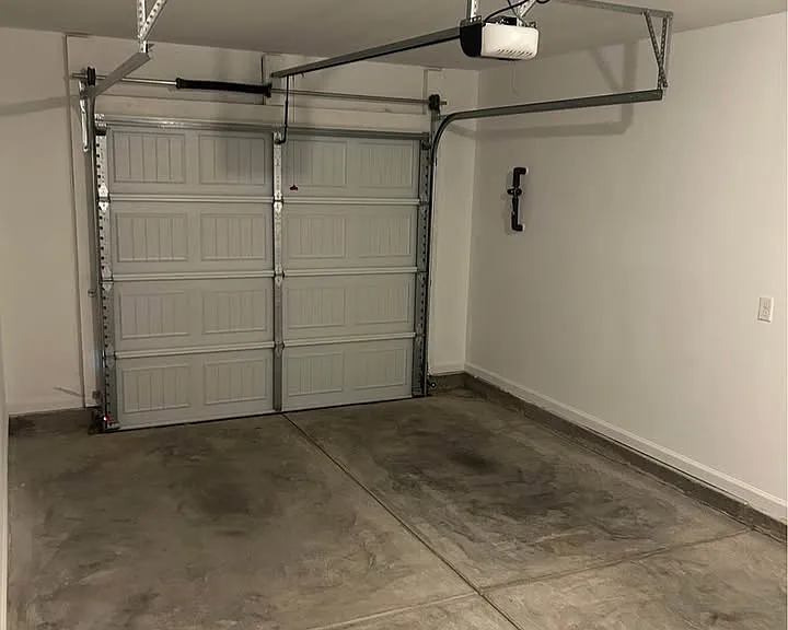 977 Madrid Ct — Photo 7