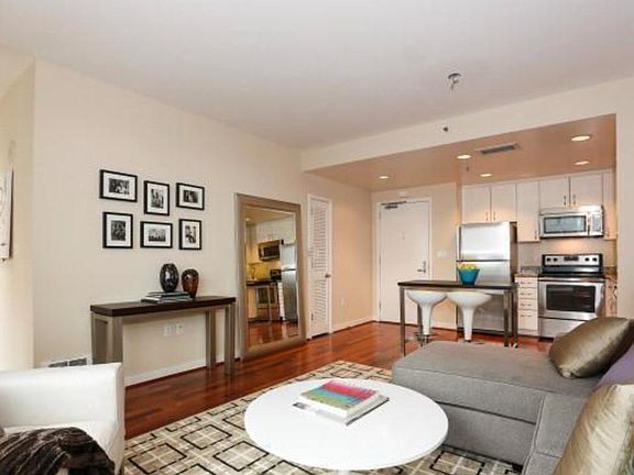 2nd image of 260 King St Unit 869
