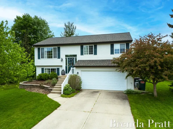 7588 Sunview Dr SE, Grand Rapids, MI 49548