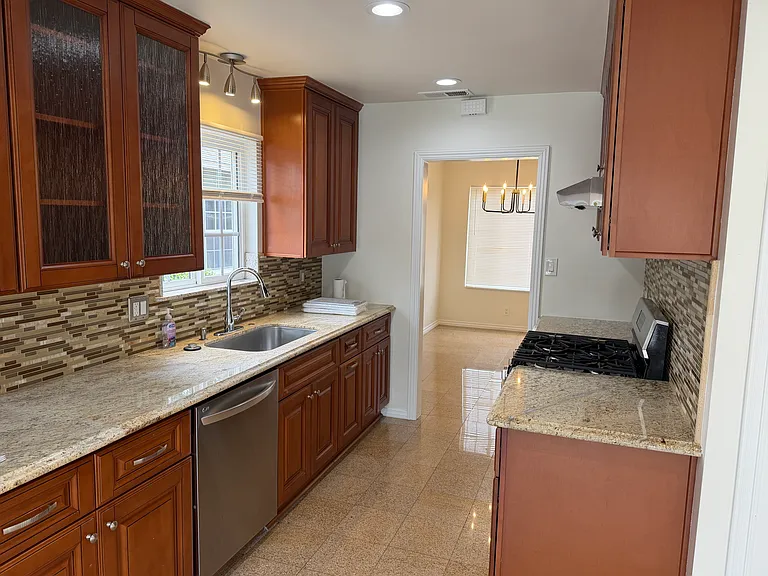 6836 Lindley Ave — Photo 8