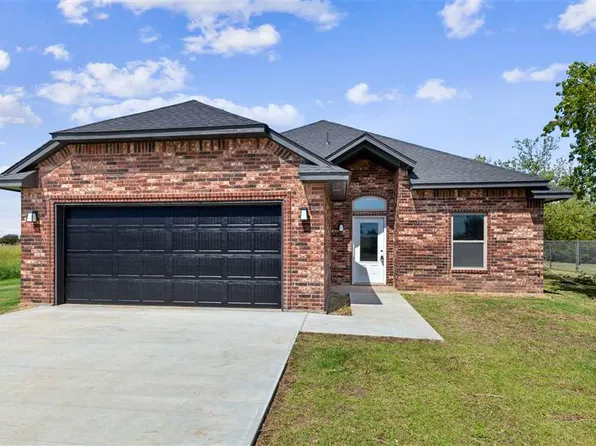 205 3rd St, Elgin, OK 73538