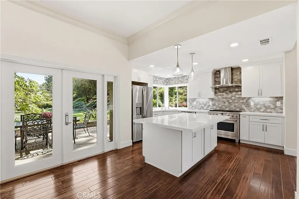 6 bed, 2.5 bath, 2400 sqft, $6,700 — Photo 2