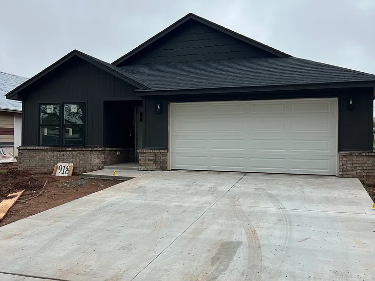 918 N Lewis St — Photo 1