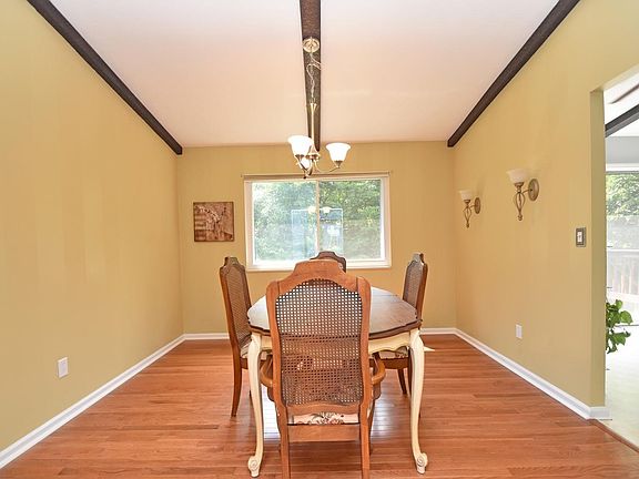 5th image of 9813 Pinedale Dr