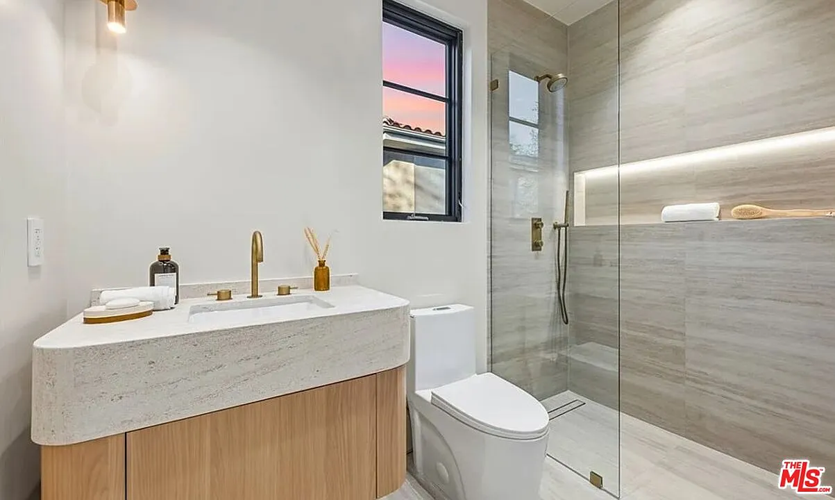 6 bed, 6.5 bath, 5100 sqft, $29,000 — Photo 4