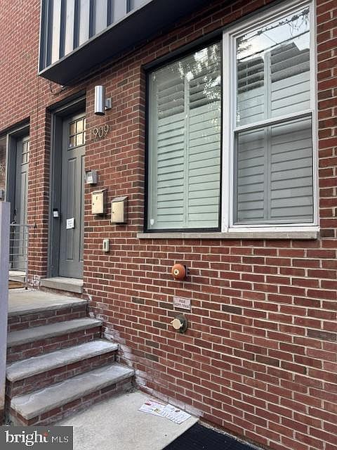 1st image of 1909 E Hagert St #1