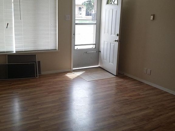 3rd image of 1721 Shirley St NE