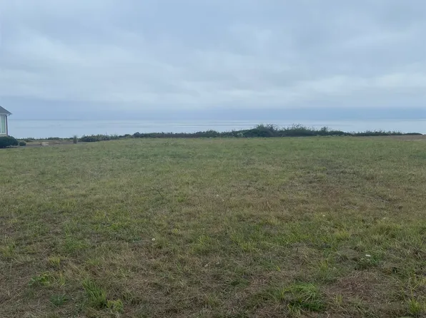 260 Struebing Dr, Smith River, CA 95567