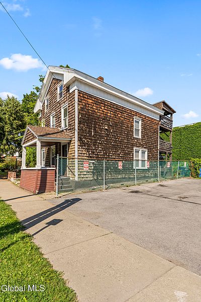 2nd image of 58 Woodlawn Ave Avenue