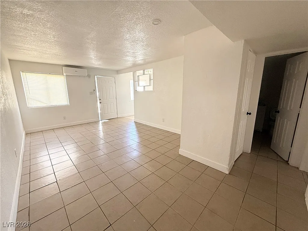 Building Photo - 2030 Sunrise Ave #2