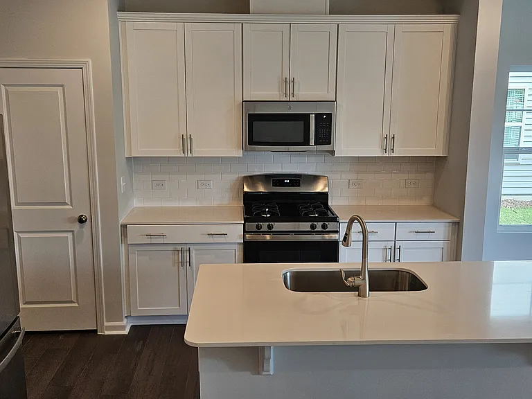 270 Paramount Dr — Photo 5