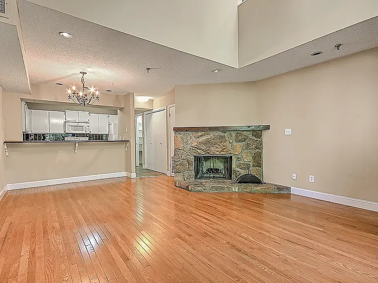 109 Beechnut St #7 — Photo 19