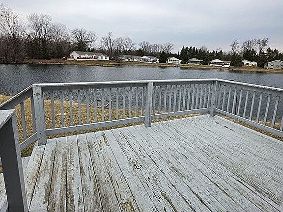 Large Deck overlooking Lake
