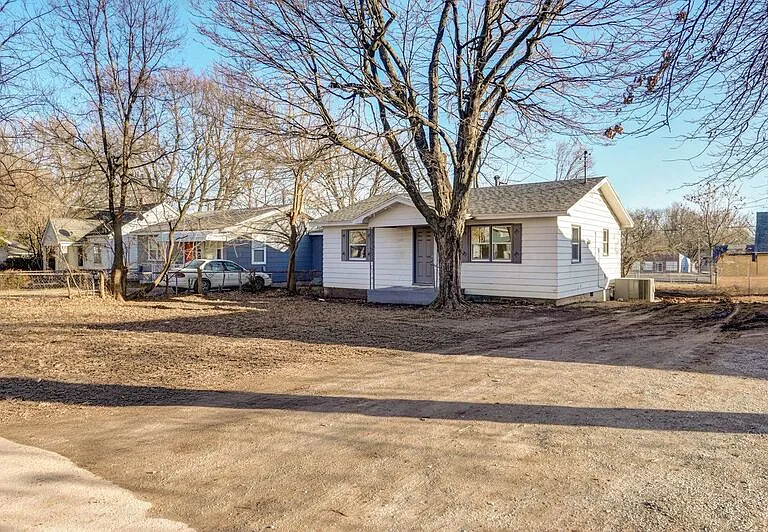 1816 W Olive St — Photo 2