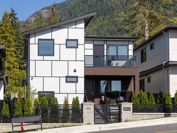 806 Montroyal Blvd, North Vancouver, BC V7R 2G2