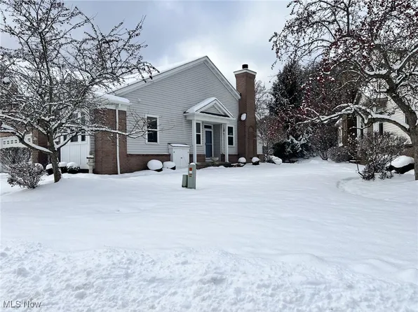 9893 Country Club Cir, Twinsburg, OH 44087