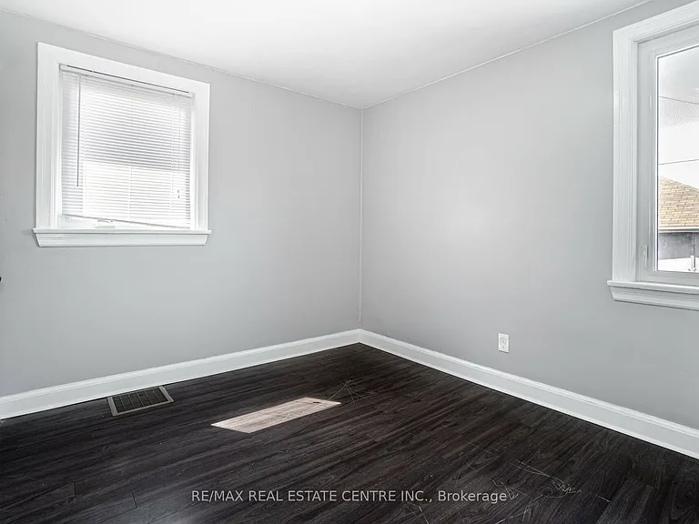 102 Wilson Rd S #UPPER LEVEL — Photo 16