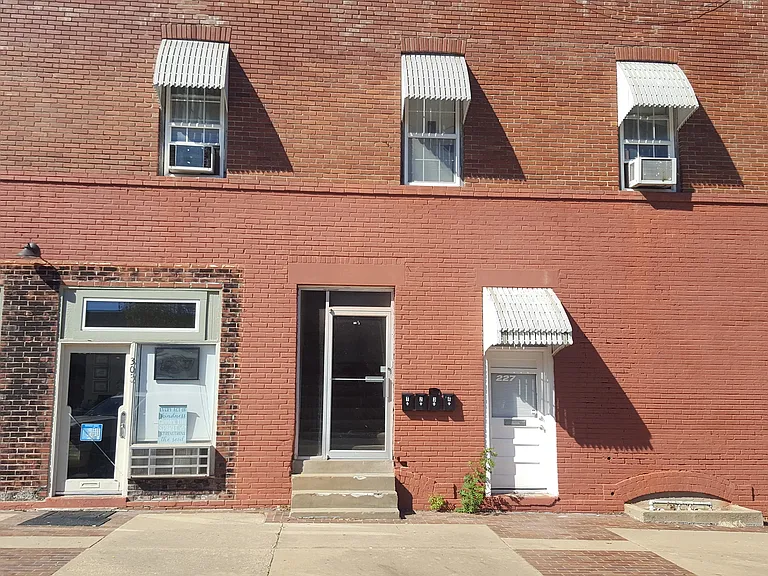 303 1/2 S Osage — Photo 10